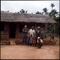 Sans titre [Bernard Juillerat et une famille camerounaise]