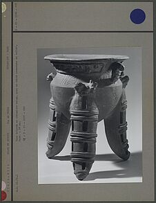 Vase tripode avec décor zoomorphe