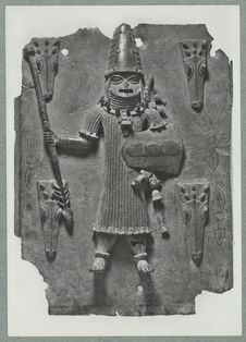 Schwer bewaffneter Krieger, Bronze-Platte 17, Jh., Benin, Nigeria, Westafrika
