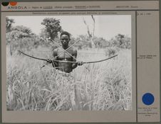 Chasseur tshokwe avec son arc et flèches