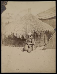 Négresse pilant du couscous.