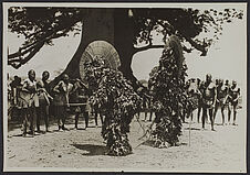 Deux danseurs marka, costumés de feuilles, Safané, Dédougou, Haute-Volta