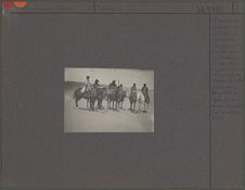 Promeneurs parcourant à cheval les dunes du Pacifique sur les ruines de Paicavi