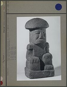 Statue anthropomorphe en pierre