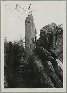 Falaise de Sanga. Pierre levée