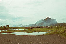 Nouvelle-Guinée. Lae. Vue de l'embouchure du Bumbu sur la ville. Mont…