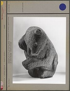 Sculpture en pierre volcanique grise, animal à quatre pattes