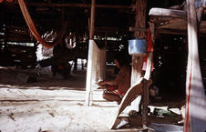 Femme finissant de fabriquer un hamac