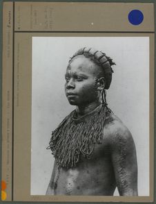 Andamanais portant une couronne d’os humains