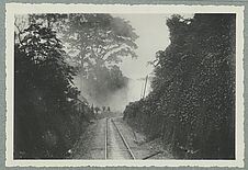 Une tranchée sur la voie ferrée