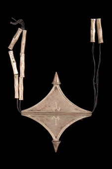Collier avec pendentif en forme de croix