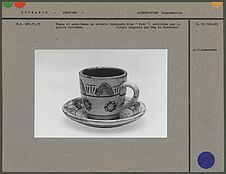 Tasse et sous-tasse en poterie vernissée