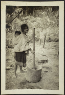 Plu nui may, Quang binh : [jeune femme portant un enfant sur le dos et pilant]