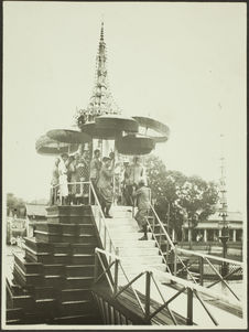 Juillet 1928. Fêtes du couronnement de S. M. Monivong. S. M. prend le bain…
