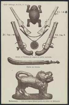 Dahomey - Armes et fétiches en argent et cuivre martelés. Glaive en bronze. Lion…