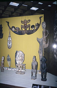 Vue de la salle Océanie du Museum für Völkerkunde de Berlin : Vitrine Sepik