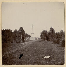 Sur le champ de bataille de Borodino [monument sur la redoute de Raevsky]