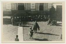 Danseurs tibétains dans la cour de la mission de Bahang