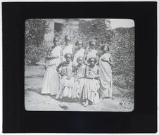 Jeunes filles de différentes tribus et familles
