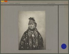 Une juive de Samarkand coiffée d’un diadème de perles et d’émeraudes