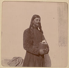 Mzkeh, pèlerins, un moine géorgien tenant un tronc