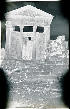 Sans titre [portrait de groupe devant le temple du capitole de Dougga]