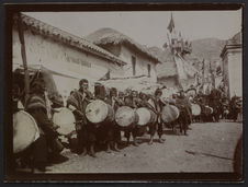 Sans titre [fête villageoise : joueurs de tambours]