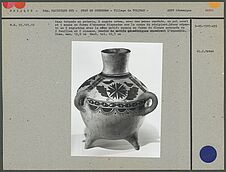Vase tripode en poterie à engobe crème