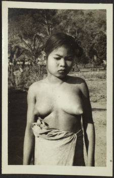 Plu nuî may : [portrait d'une jeune femme torse nu et en pagne]
