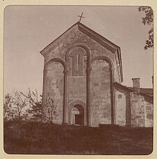 Près Satchkéri, église de Savané [façade ouest]