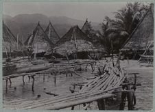 Papoesche kampong aam de Humboldt Baai