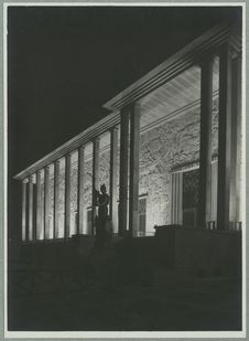 Sans titre [vue nocturne d'une façade du musée des Colonies avec la statue de…