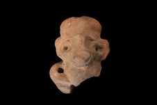 Fragment de statuette, (tête et 1 bras), poterie