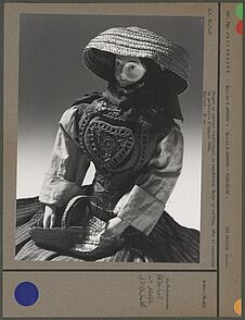 Poupée en costume traditionnel de maraîchère