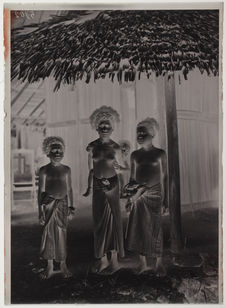 Femme Papoua avec enfant et ses deux soeurs