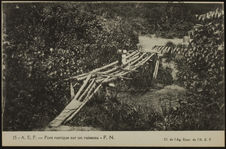 Pont rustique sur un ruisseau