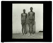 Types de Mokomas, Livingstone, 17 décembre 1913 [deux hommes de face]