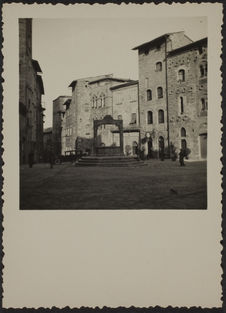 San Gimignano, près Sienne. La place et son puits