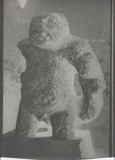 Sans titre [Monolithe du musée de Mérida représentant un singe avec son petit]