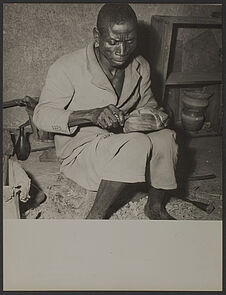 Sans titre [homme en train de sculpter du bois].