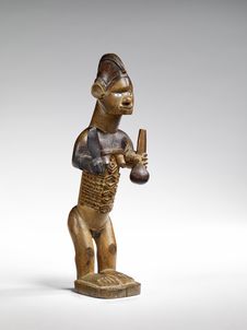 Statuette féminine debout tenant une calebasse à long col