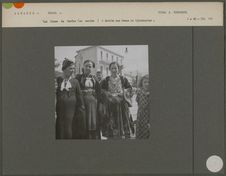 Une femme de Dardha (au centre), à droite une femme de Gjirokaster