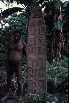 Sans titre [Homme présentant un bouclier]