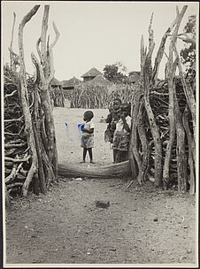 Sans titre [groupe d'enfants dans un passage]