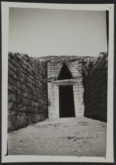 Mycènes. Entrée du tombeau d'Agamemnon (vue extérieure)