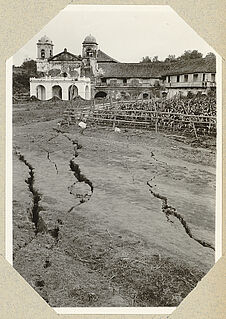 Eglise détruite par un tremblement de terre