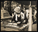 Sans titre [Femme préparant des galettes sur un marché]