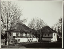 Vue d'une maison du musée du village de Bucarest