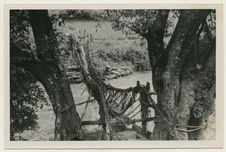 Pont de cordes et de lianes sur le torrent déversoir du lac de Tali (Yunnan)