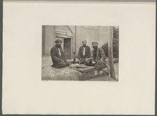 Sartes prenant le thé près de l'entrée d'une mosquée